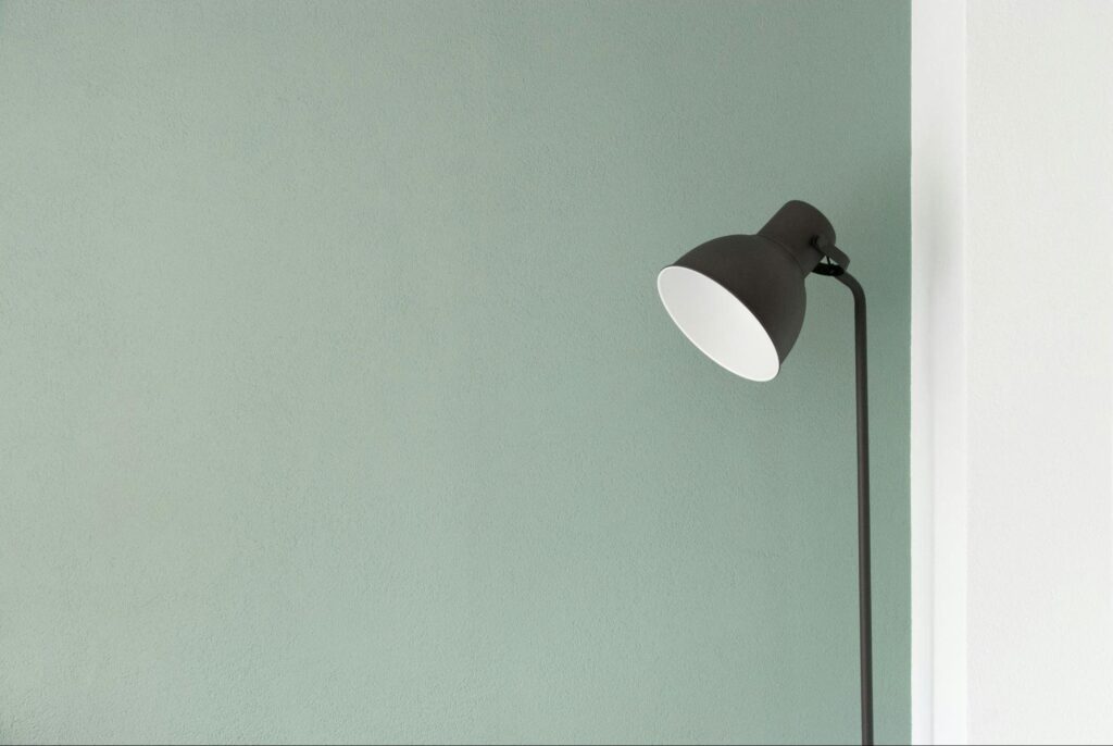 Skimming 3 green skimmed wall and a lamp